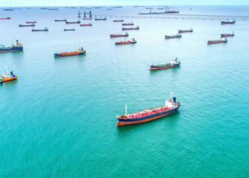 Trump afirma que navios seguem para os EUA para carregar petróleo, enquanto cresce tensão no Estreito de Ormuz.