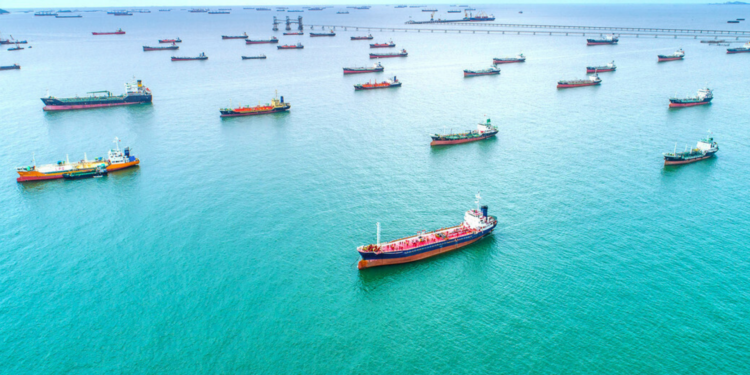 Trump afirma que navios seguem para os EUA para carregar petróleo, enquanto cresce tensão no Estreito de Ormuz.