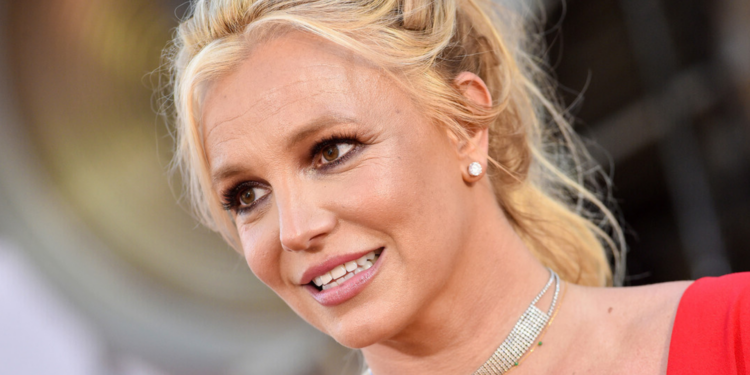 Internação de Britney Spears reacende alerta sobre saúde da cantora após prisão por dirigir alcoolizada nos EUA.
