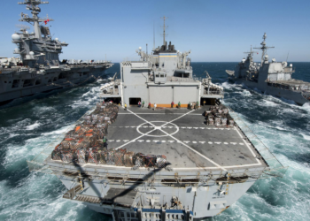 Forças militares dos Estados Unidos ampliam presença estratégica no Oriente Médio diante do aumento das tensões.