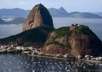 Justiça Federal suspende projeto de tirolesa no Pão de Açúcar e determina indenização de R$ 30 milhões à empresa responsável, destacando importância histórica e cultural do local.