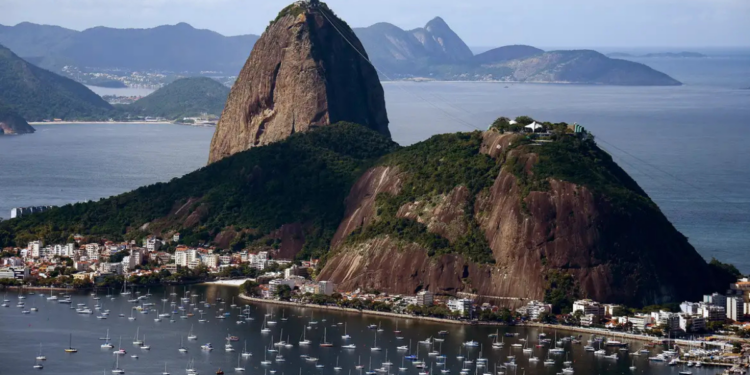 Justiça Federal suspende projeto de tirolesa no Pão de Açúcar e determina indenização de R$ 30 milhões à empresa responsável, destacando importância histórica e cultural do local.