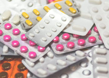 Novo teto de reajuste de medicamentos no Brasil permite aumento de até 3,81%, com média de 2,47%, abaixo da inflação e com impacto variável para consumidores.