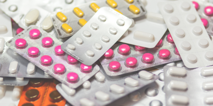 Novo teto de reajuste de medicamentos no Brasil permite aumento de até 3,81%, com média de 2,47%, abaixo da inflação e com impacto variável para consumidores.