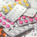 Novo teto de reajuste de medicamentos no Brasil permite aumento de até 3,81%, com média de 2,47%, abaixo da inflação e com impacto variável para consumidores.