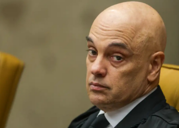 Alexandre de Moraes nega uso de jatinhos ligados ao empresário Daniel Vorcaro após reportagem sobre viagens em 2025.