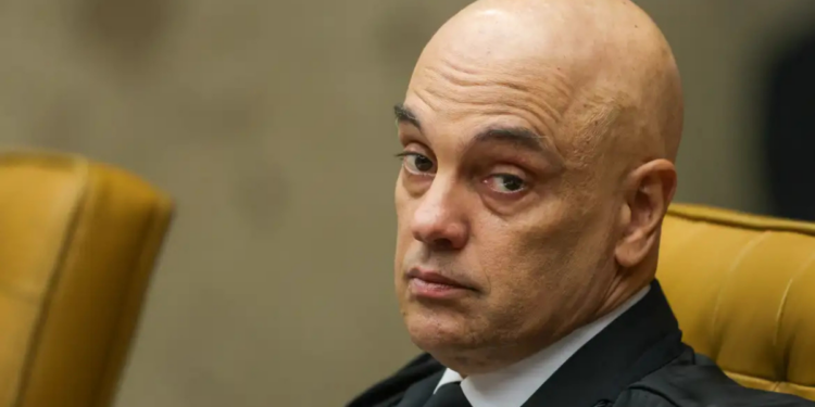 Alexandre de Moraes nega uso de jatinhos ligados ao empresário Daniel Vorcaro após reportagem sobre viagens em 2025.