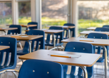 Programa Pé-de-Meia completa 2 anos com queda de 43% na evasão escolar e beneficia 5,6 milhões de estudantes da rede pública do ensino médio no Brasil.