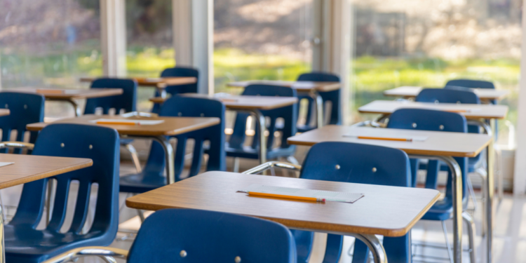 Programa Pé-de-Meia completa 2 anos com queda de 43% na evasão escolar e beneficia 5,6 milhões de estudantes da rede pública do ensino médio no Brasil.