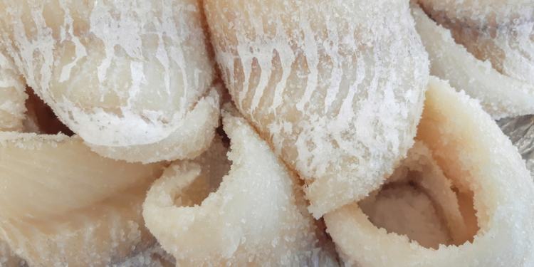Cesta de Páscoa 2026 terá queda de 5,73%, com redução nos preços de arroz, ovos e azeite compensando alta de chocolates e bacalhau, segundo FGV.