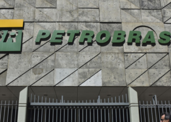 A Petrobras projeta se tornar totalmente autossuficiente na produção de diesel em cinco anos, com investimentos em refinarias de Pernambuco e Rio de Janeiro, reduzindo a dependência externa.