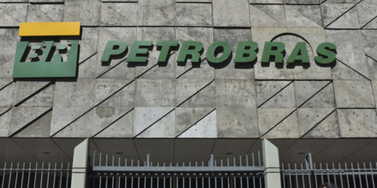 A Petrobras projeta se tornar totalmente autossuficiente na produção de diesel em cinco anos, com investimentos em refinarias de Pernambuco e Rio de Janeiro, reduzindo a dependência externa.
