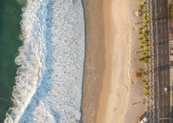 O Inea informa que 20 praias no Rio de Janeiro e Niterói estão próprias para banho durante o feriadão. Confira locais liberados, trechos impróprios e recomendações de segurança.