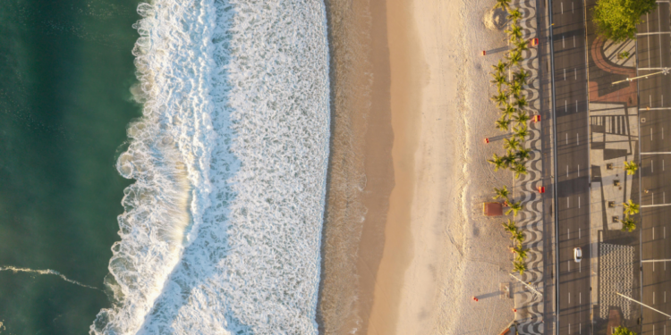 O Inea informa que 20 praias no Rio de Janeiro e Niterói estão próprias para banho durante o feriadão. Confira locais liberados, trechos impróprios e recomendações de segurança.