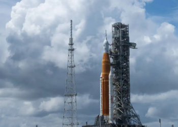 A Missão Artemis II da Nasa, com a espaçonave Orion, iniciou seu sobrevoo lunar tripulado, marcando a primeira missão desse tipo em mais de cinco décadas. Retorno à Terra está previsto para 10 de abril.