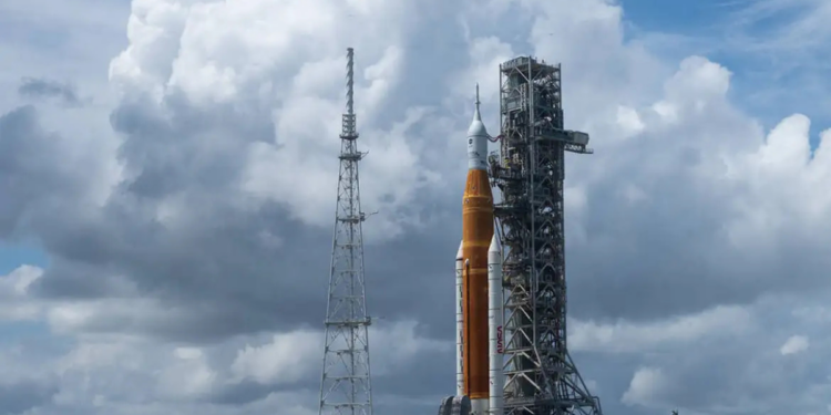 A Missão Artemis II da Nasa, com a espaçonave Orion, iniciou seu sobrevoo lunar tripulado, marcando a primeira missão desse tipo em mais de cinco décadas. Retorno à Terra está previsto para 10 de abril.