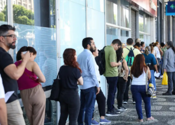 Governo federal prevê convocar 7 mil aprovados em concursos públicos em 2026, incluindo candidatos do Concurso Nacional Unificado e cadastro reserva.