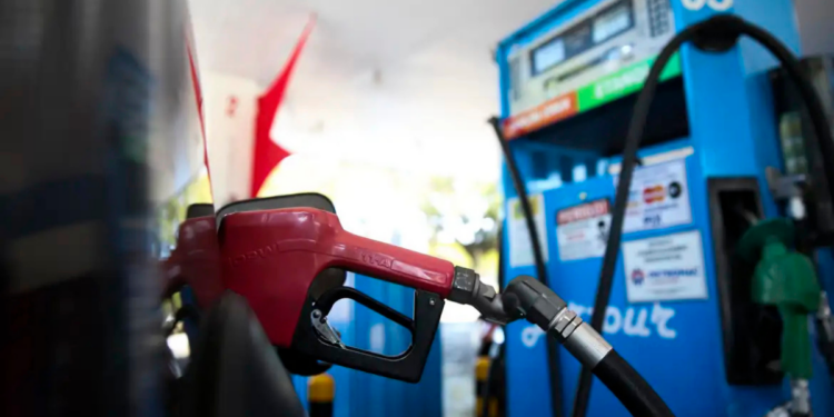 Os estados do Rio de Janeiro e Rondônia decidiram não reduzir o ICMS sobre o diesel, contrariando medidas do governo federal que prevê subsídio de R$ 1,20 por litro. Apenas dois estados se posicionaram contra a redução.