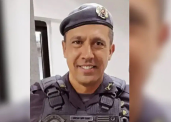 Mesmo preso por suspeita de feminicídio, tenente-coronel da PM de São Paulo é transferido para a reserva com remuneração quase integral. Caso segue sob investigação.