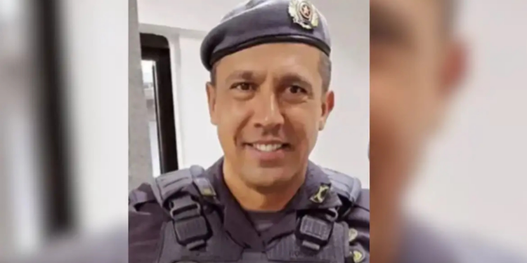 Mesmo preso por suspeita de feminicídio, tenente-coronel da PM de São Paulo é transferido para a reserva com remuneração quase integral. Caso segue sob investigação.