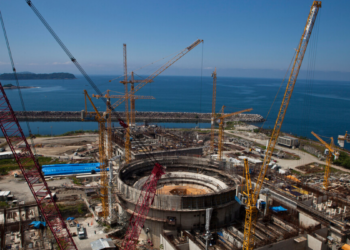 Auditoria da CGU revela falhas na retomada de Angra 3, com riscos financeiros, ausência de plano de contingência e possível desperdício bilionário.