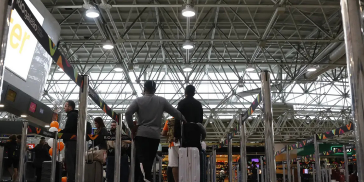 Feriado da Semana Santa leva mais de 1 milhão de veículos à Ponte Rio-Niterói e aumenta movimento nos aeroportos Galeão e Santos Dumont; dicas de segurança para viajantes.
