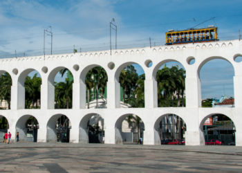Tradicional Auto da Paixão de Cristo será apresentado nos Arcos da Lapa, no Rio, com participação de Caio Blat e Vanessa Gerbelli. Evento é gratuito.