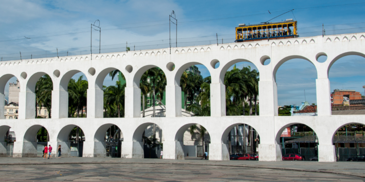 Tradicional Auto da Paixão de Cristo será apresentado nos Arcos da Lapa, no Rio, com participação de Caio Blat e Vanessa Gerbelli. Evento é gratuito.