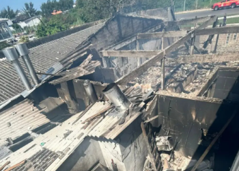 Avião cai em Capão da Canoa, no RS, atingindo restaurante fechado; três mortos confirmados e perícia do Cenipa investiga causas do acidente.