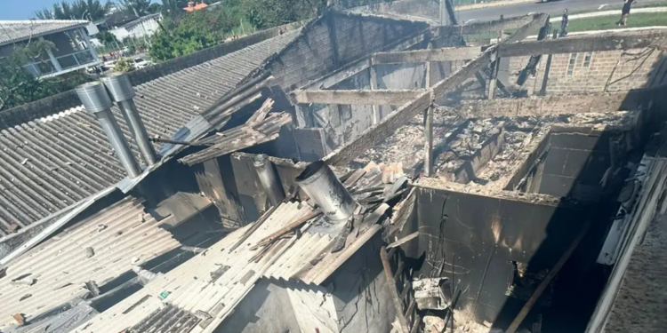Avião cai em Capão da Canoa, no RS, atingindo restaurante fechado; três mortos confirmados e perícia do Cenipa investiga causas do acidente.