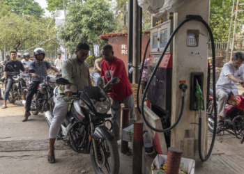 Crise energética causada por tensões no Oriente Médio já provoca violência, roubos de combustível e protestos em países da Ásia, com impacto global nos preços.