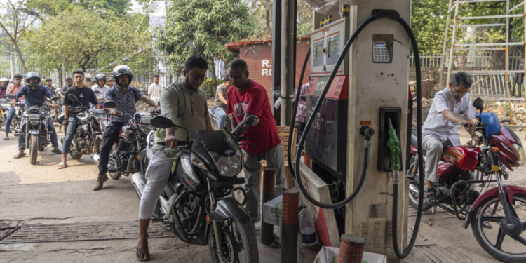 Crise energética causada por tensões no Oriente Médio já provoca violência, roubos de combustível e protestos em países da Ásia, com impacto global nos preços.