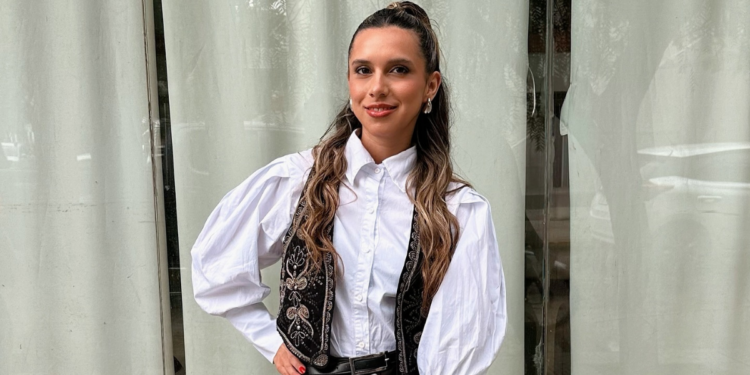  Empresário Mariano Páez, pai de Agostina Páez, é registrado em vídeo fazendo gestos polêmicos e declarações críticas na Argentina; filha responde processo no Brasil.