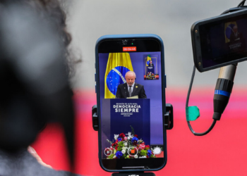 Em 2025, governo de Lula prioriza plataformas digitais, destinando mais recursos a Google e Meta do que a SBT e Band, refletindo mudança no consumo de informação.