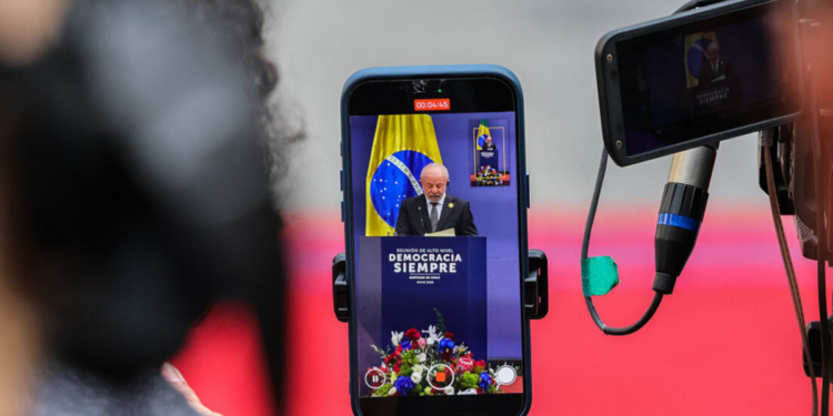 Em 2025, governo de Lula prioriza plataformas digitais, destinando mais recursos a Google e Meta do que a SBT e Band, refletindo mudança no consumo de informação.