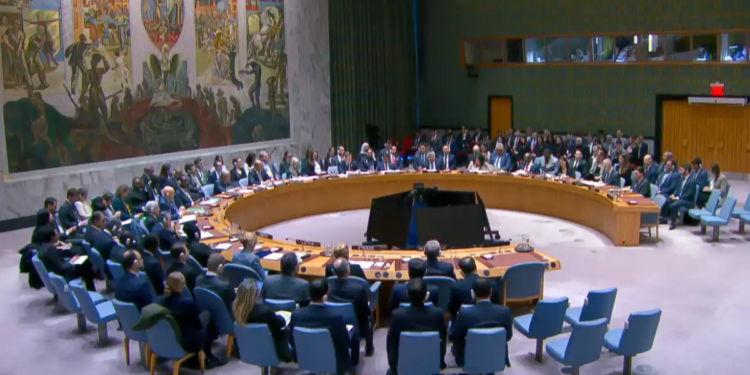 ONU deve analisar resolução que pode autorizar uso da força no Estreito de Ormuz; proposta divide potências e ocorre em meio a conflito envolvendo Irã, EUA e Israel.