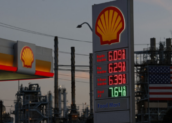 Motoristas enfrentam falta de gasolina no sul da Flórida após alta demanda e impactos da crise no Estreito de Ormuz, que pressiona os preços globais de combustíveis.