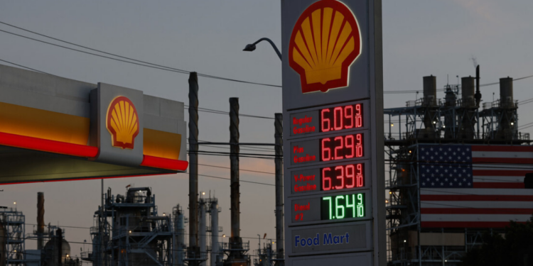 Motoristas enfrentam falta de gasolina no sul da Flórida após alta demanda e impactos da crise no Estreito de Ormuz, que pressiona os preços globais de combustíveis.