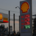 Motoristas enfrentam falta de gasolina no sul da Flórida após alta demanda e impactos da crise no Estreito de Ormuz, que pressiona os preços globais de combustíveis.