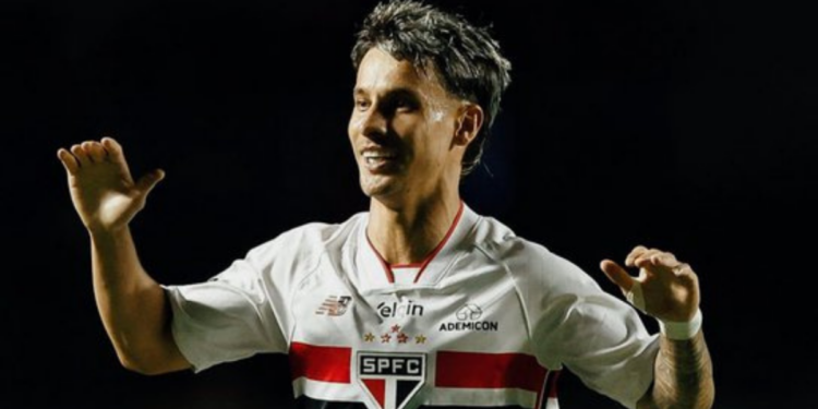 São Paulo vence o Cruzeiro por 4 a 1 no Morumbi, com hat-trick de Ferreira. Resultado mantém o time paulista entre os líderes do Brasileirão.
