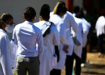O Ministério da Saúde iniciou o 45º ciclo do Programa Mais Médicos, com inscrições abertas na plataforma PGPP; iniciativa busca ampliar acesso à atenção básica e atender regiões remotas