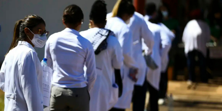 O Ministério da Saúde iniciou o 45º ciclo do Programa Mais Médicos, com inscrições abertas na plataforma PGPP; iniciativa busca ampliar acesso à atenção básica e atender regiões remotas