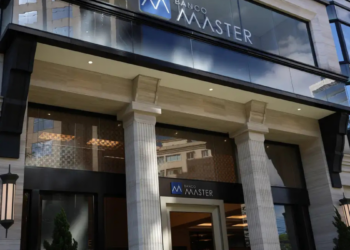 A liquidação do Banco Master pode gerar até 1.500 demissões, afetar fundos de pensão e expor fragilidades na regulação do sistema financeiro brasileiro, aponta estudo do Dieese.