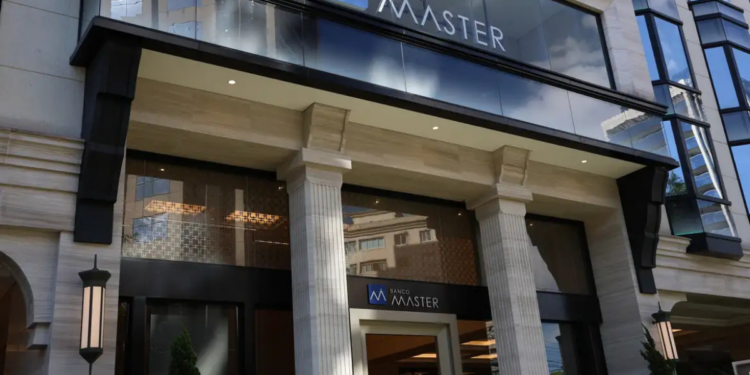 A liquidação do Banco Master pode gerar até 1.500 demissões, afetar fundos de pensão e expor fragilidades na regulação do sistema financeiro brasileiro, aponta estudo do Dieese.