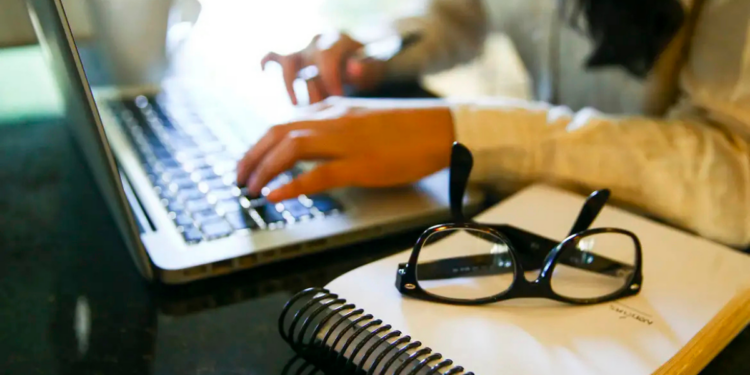 A campanha Abril Verde 2026 destaca a importância da saúde mental no trabalho, com ações preventivas, treinamentos e conscientização sobre direitos e deveres dos colaboradores.