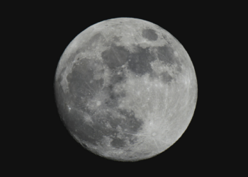 A missão Artemis II alcança momento histórico com o contorno do lado oculto da Lua. A tripulação da Orion realiza observações científicas detalhadas e bate recorde de distância percorrida por humanos no espaço.
