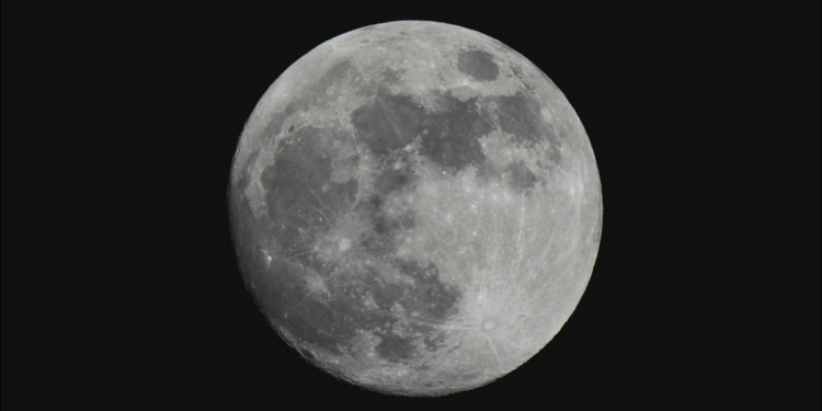 A missão Artemis II alcança momento histórico com o contorno do lado oculto da Lua. A tripulação da Orion realiza observações científicas detalhadas e bate recorde de distância percorrida por humanos no espaço.