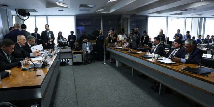 A CPI do Crime Organizado pede 60 dias a mais para concluir trabalhos, com foco em depoimentos e documentos estratégicos, após desdobramentos do caso Master.
