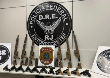 Polícia Federal apreende fuzis e pistolas na Rodovia Presidente Dutra e prende suspeitos de tráfico interestadual de armas no Rio de Janeiro.