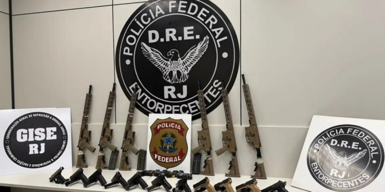 Polícia Federal apreende fuzis e pistolas na Rodovia Presidente Dutra e prende suspeitos de tráfico interestadual de armas no Rio de Janeiro.